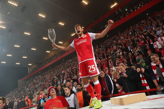 Prachtige actie bij Bundesliga-debuut Union Berlin: 450 posters met overleden fans (video)