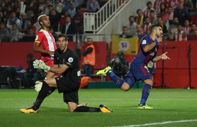 Barça dankt eigen doelpunten Girona en Suárez voor eenvoudige zege (video's)