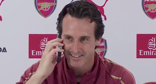 Geniaal! Emery pakt telefoon journalist op tijdens persconferentie (video)