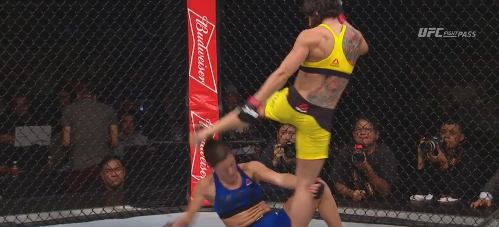 Slow-motion beelden showen vieze schwalbe van UFC-chick (video)