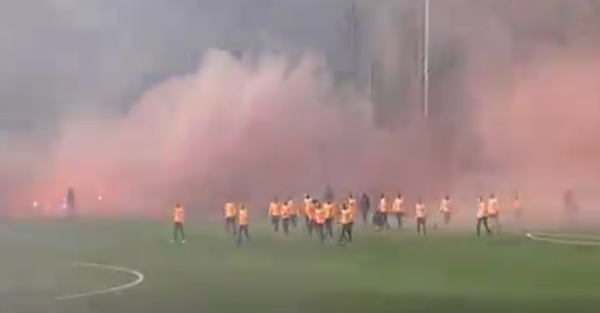 🎥 | Heerlijk sfeertje op de Herdgang! Supporters steunen PSV op laatste training voor topper