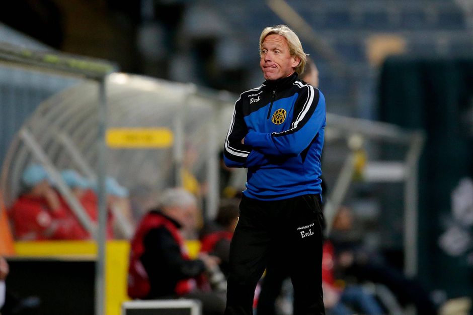 Roda JC smijt trainer op straat