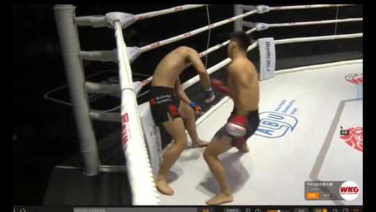 🎥  | Scheids, waar wacht je op?! Bewusteloze bokser krijgt nog 12 klappen