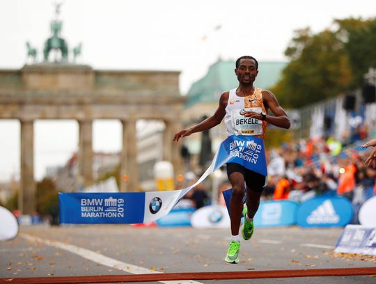 Holy! Bekele pakt nét niet wereldrecord bij Berlijnse marathon en is 2 (!) seconden 'te langzaam'