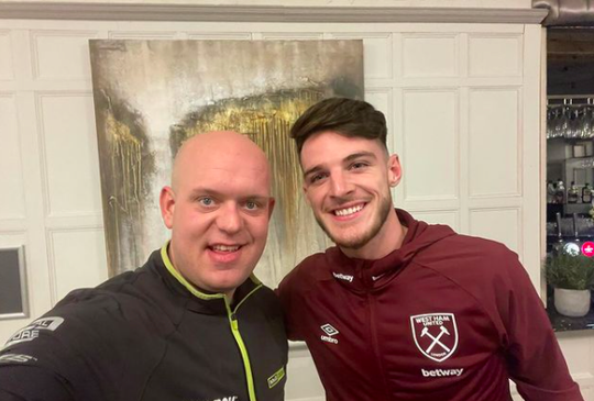 🎥 | Michael van Gerwen gooit pijltje met WHU-speler Declan Rice: 'Eer om je te ontmoeten'
