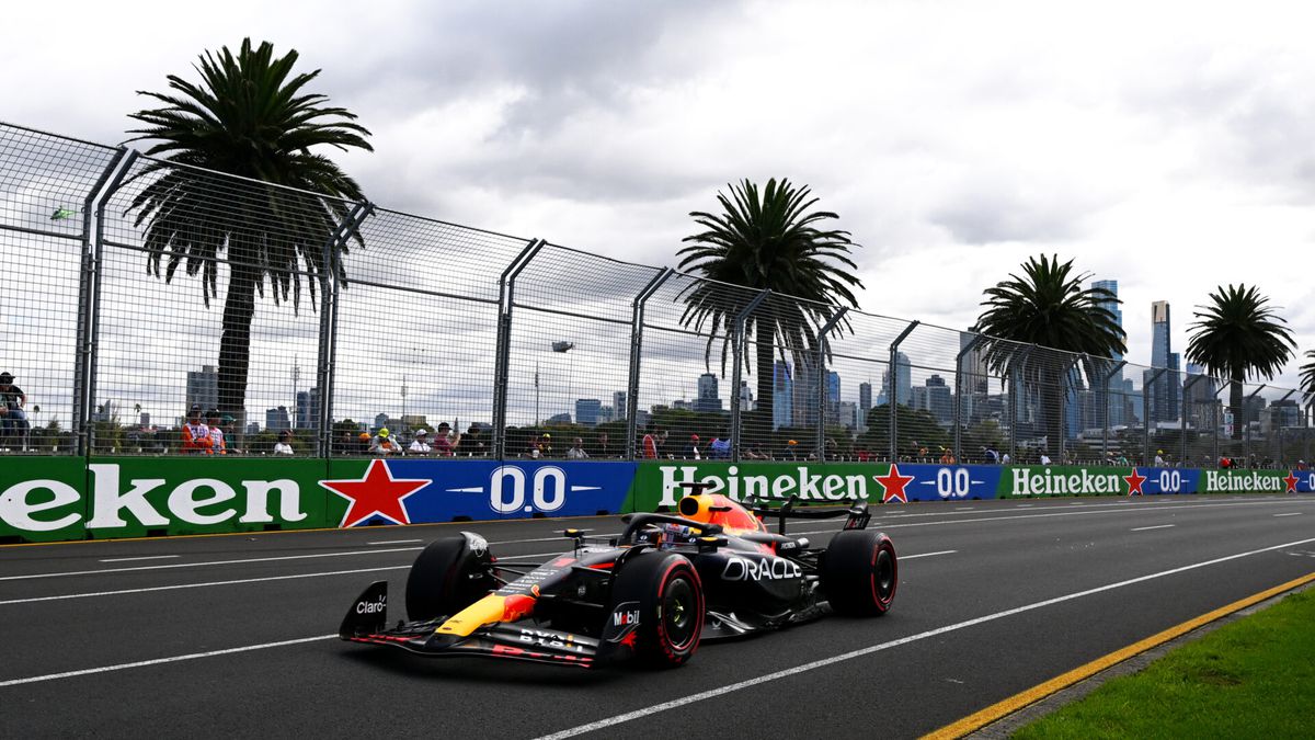 Vrijdag in Australië: Verstappen de snelste in het droge, Alonso de snelste in de regen