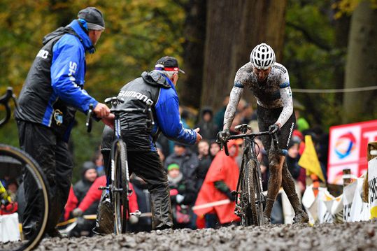 De Knegt roept Van der Poel ondanks knieblessure op in wereldbeker-selectie