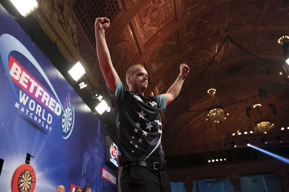 Max Hopp verslaat Dave Chisnall in zinderende 1e ronde World Matchplay (video's)