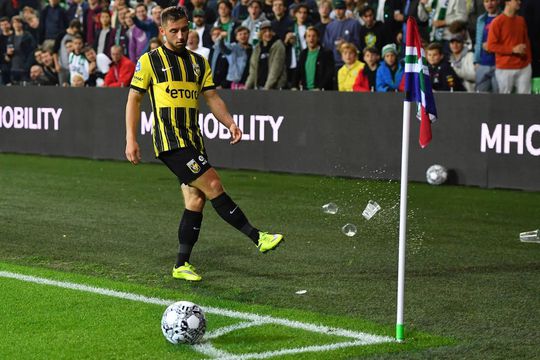 KNVB gaat op zoek naar bier- en aanstekergooiers: ‘Volstrekt onacceptabel’