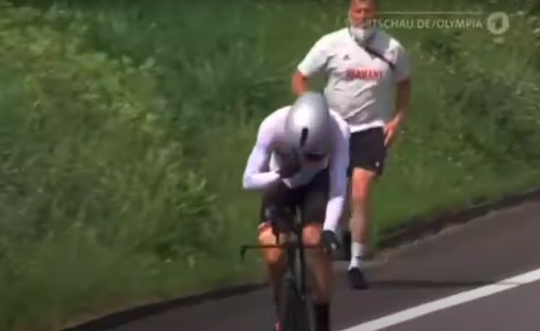 🎥 | Wielercoach naar huis gestuurd na racistische kreet: 'Haal die kamelendrijver in!'