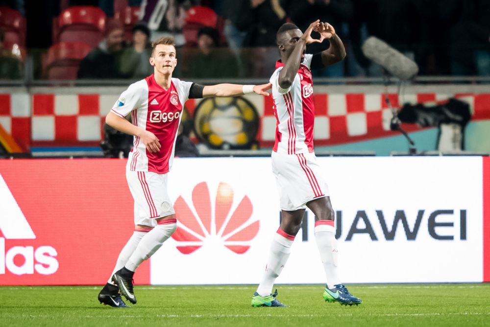 Ajax wint met moeite van FC Groningen, El Ghazi valt op bij rentree