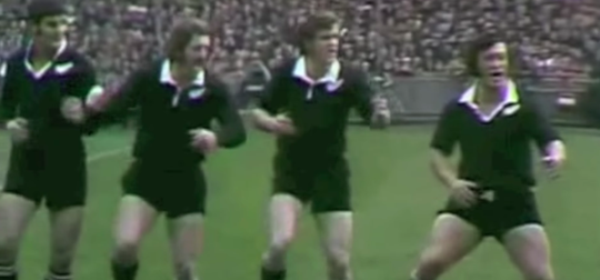 LOL! 46 jaar geleden voerden de Nieuw-Zeelandse rugbyers de Haka-dans zo uit (video)