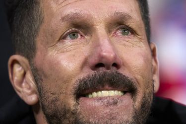 🎥 | Atlético-trainer Diego Simeone in tranen bij minuut stilte voor zijn vader