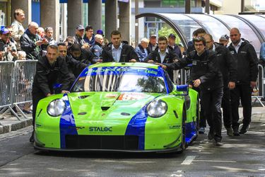 Rode vlag bij 24 uur van Le Mans: Krohn ramt Porsche tegen de vangrails (video)