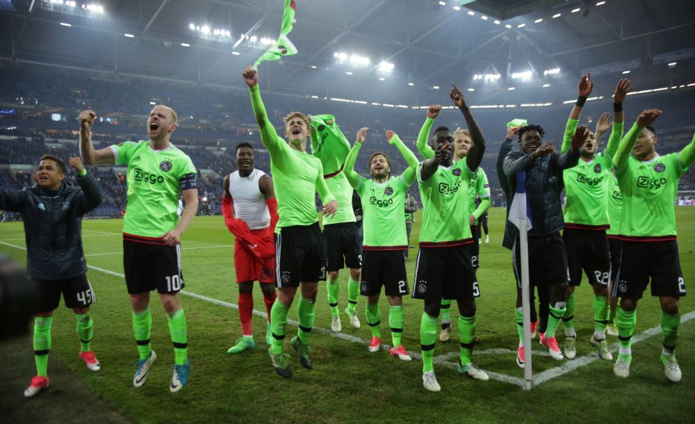 Ajax met 10 man en na verlenging naar halve finale Europa League (video's)