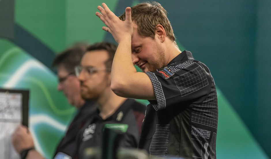 WK darts | Wereldkampioen Michael Smith moet diep gaan voor zege op indrukwekkende Kevin Doets