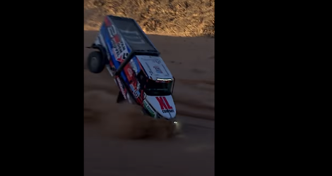 🎥 | Check de enorme Dakar Rally-crash van trucker Maurik van den Heuvel