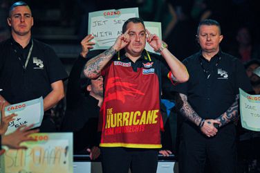 Hurricane Huybrechts blaast wereldkampioen Peter Wright weg op WK darts