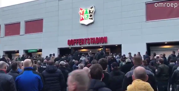 NEC moet politie en stewards inzetten om woedende fans buiten te houden (video's)