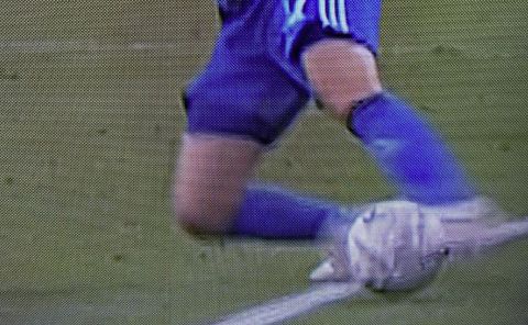 Houdt Daley Blind de bal in of uit, wat denk jij? Kijk nog eens goed en STEM!