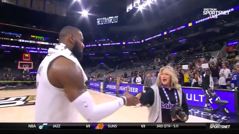 🎥 | 'LeBoss' James is cool met iedereen: check DEZE handshake met de clubfotografe