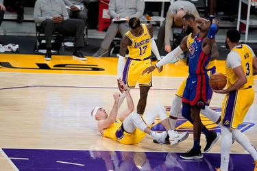🎥 | LeBron loodst Lakers langs Pistons in dubbele verlenging