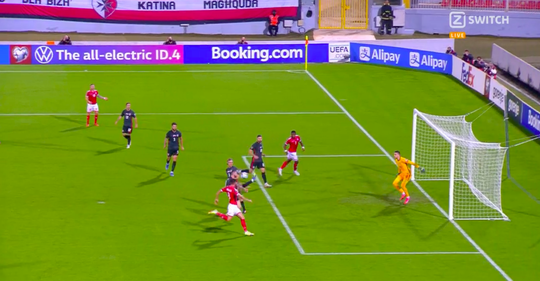 🎥 | Kroatië gaat viraal na hilarische eigen goal: Brozović schiet bal tegen eigen hoofd