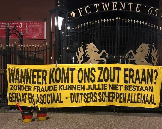NAC-supporters hangen spandoek op bij stadion FC Twente