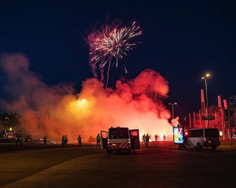 Vitesse-fans steken vuurwerk af, politie in grote getale aanwezig