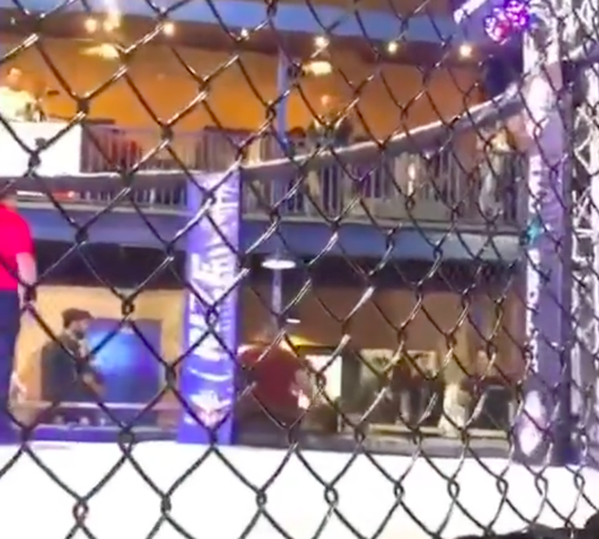 🎥😱 | Man SCHIET met pistool bij heftig opstootje tijdens MMA-event: 'Is dat een gun!?'