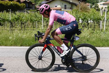 Egan Bernal kraakt voor het eerst deze Giro: rozetruidrager verliest bijna minuut op Simon Yates