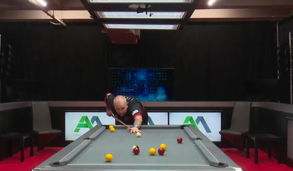 😂 | Daag Phil Taylor niet uit: Dartslegende verslaat showende Oly Bale met potje poolen