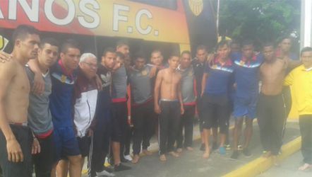 WTF! Criminelen beroven Venezolaanse profvoetballers in spelersbus