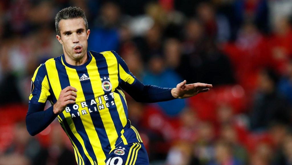 Van Persie scoort voor Fener maar moet wel per brancard van het veld