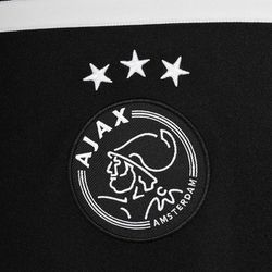 Ajax bevestigt: dit is het nieuwe uitshirt voor volgend seizoen (foto's)
