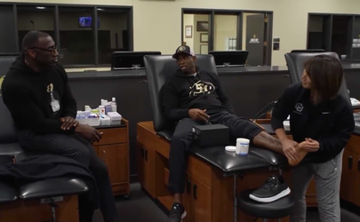🎥😂 | NFL-legende Sharpe roast maat Deion Sanders om geamputeerde tenen