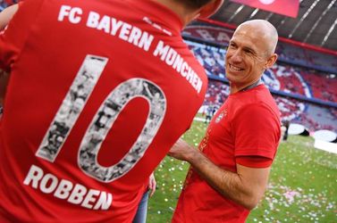 Fans en fotograaf zien Arjen Robben trainen bij Bayern München