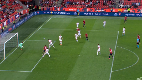 🎥​ | Oeps... Schär geeft spits van Tsjechië doelpunt cadeau met deze gare kopbal