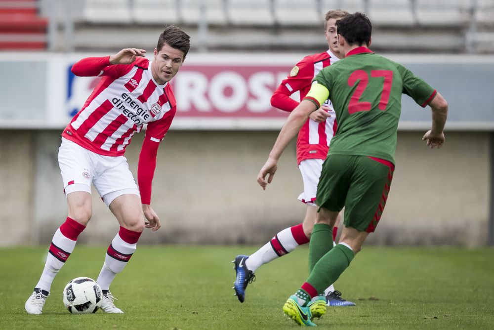 Verloren zoon Van Ginkel helpt PSV van Freiburg winnen