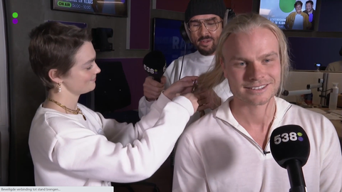 Schaatser Koen Verweij laat 35 centimeter (!) van z'n blonde lokken afknippen