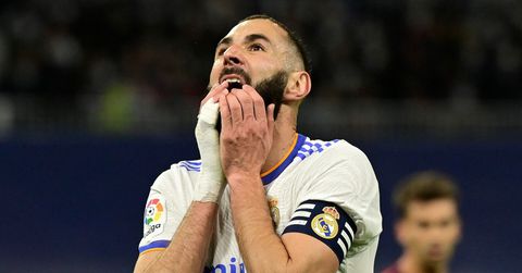 Dit is waarom Karim Benzema (nog) altijd met tape om zijn hand speelt