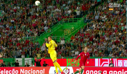 Ronaldo zet Portugal met dikke lob op 2-0 tegen Luxemburg (video)