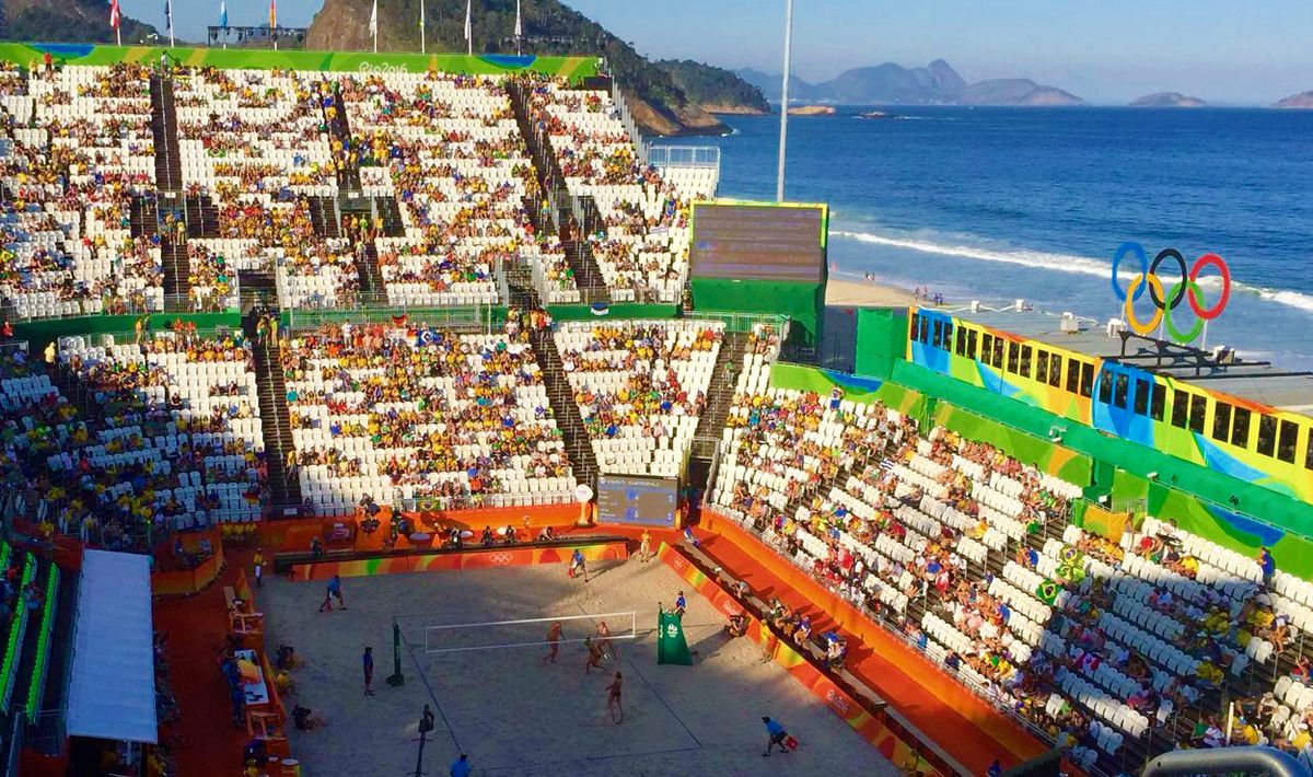 Hoe kan het dat de tribunes in Rio halfleeg zijn? (video)