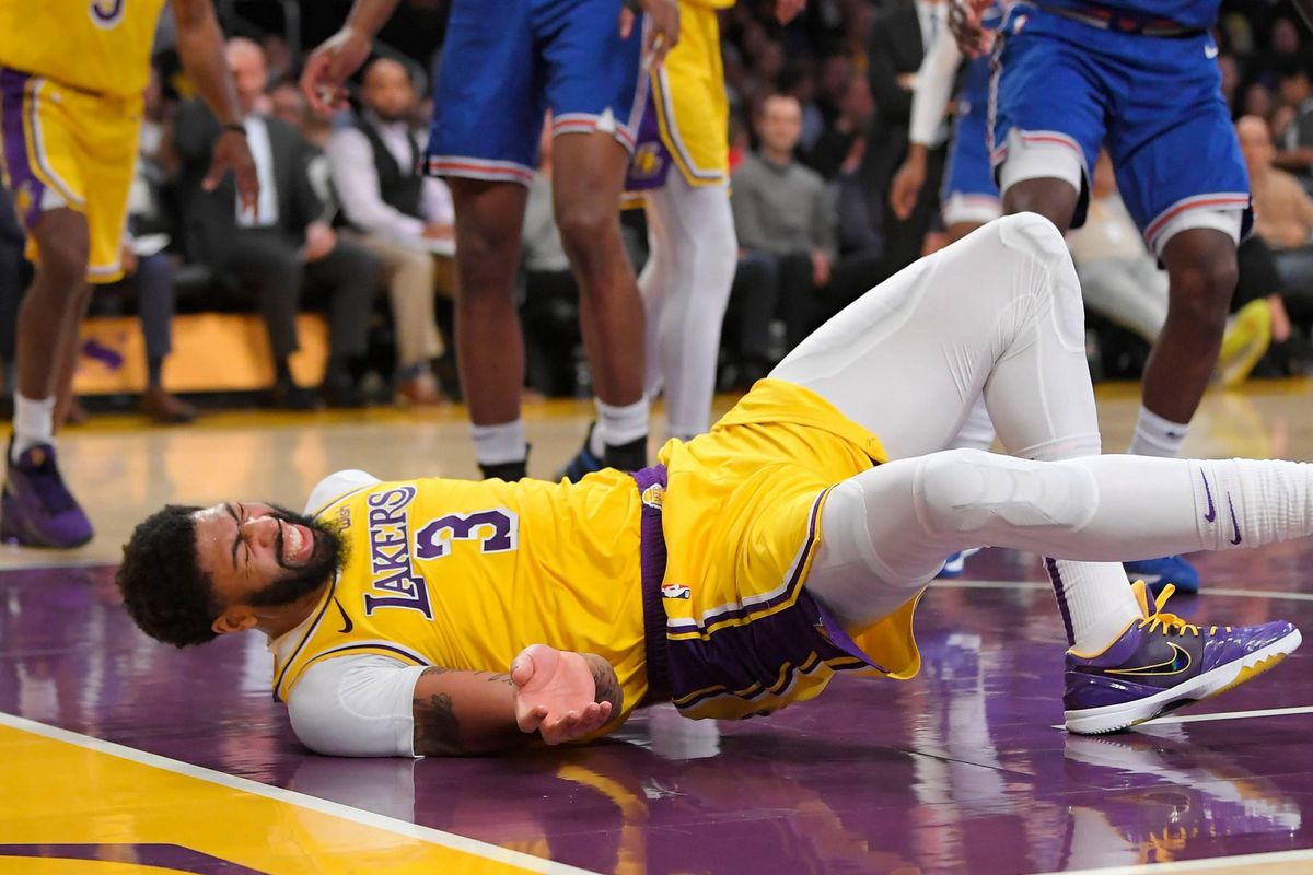 🎥 | Sterspeler Davis schreeuwt het uit van pijn na nare val bij eenvoudige zege Lakers