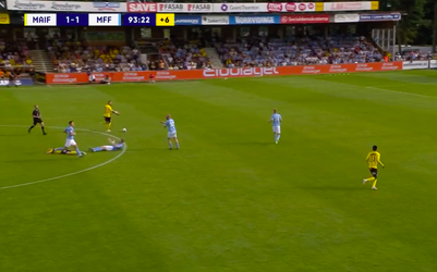 🎥 | Oeps! Zweedse scheids fluit gevaarlijke counter VEEL te vroeg af, spelers woedend