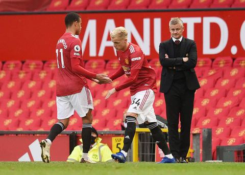 Solskjaer over reserverol Donny van de Beek: ‘Ik stik van de middenvelders’
