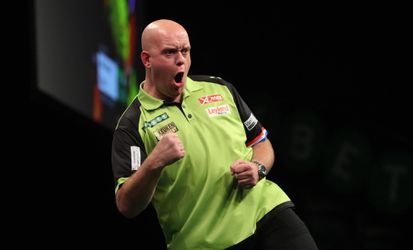 Burnnn! MVG wint ruim van Cross en staat in finale Premier League (video's)