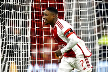 📸 | Nét geen buitenspel? Steven Bergwijn zet Ajax na VAR-check op voorsprong tegen Heerenveen