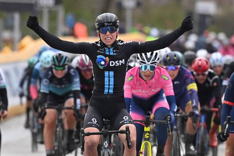 Lorena Wiebes trotseert het slechte weer en is de eerste winnaar van vrouweneditie Scheldeprijs