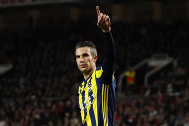 Contracten van tientallen voetbalsterren op straat: Van Persie krijgt 2 auto's